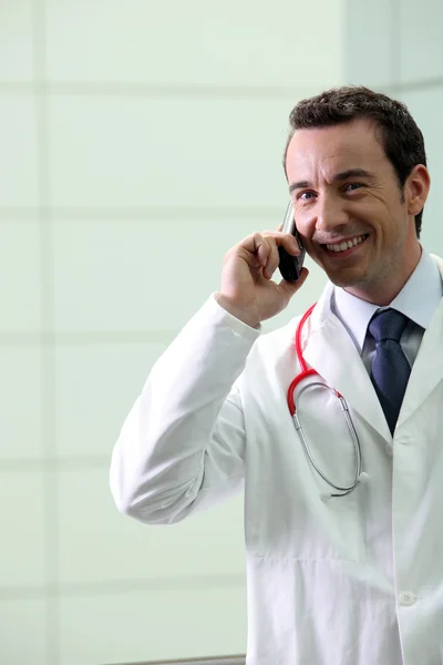 Sjukhusläkare använder en telefon — Stockfoto