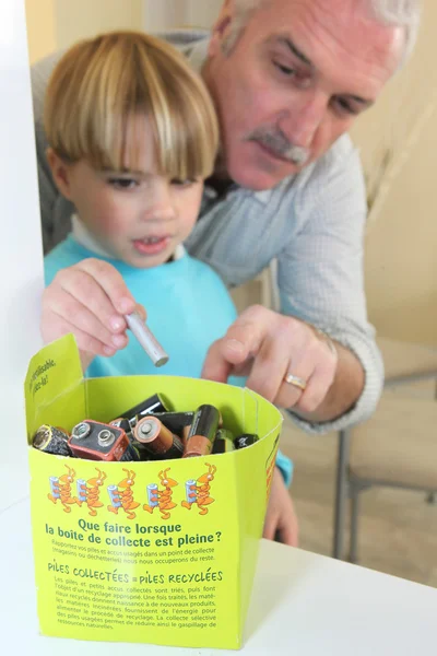 Grootvader en kleinzoon batterij sorteren — Stockfoto