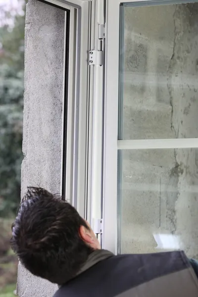 男子安装双层玻璃窗 — 图库照片