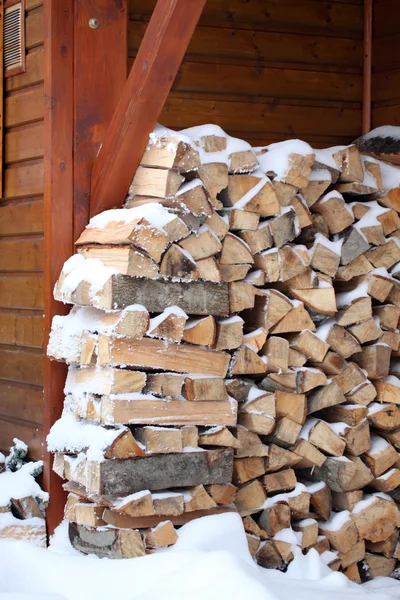 Kar kaplı ateşe odun — Stok fotoğraf