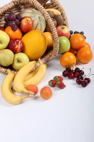 Корзина с фруктами — стоковое фото