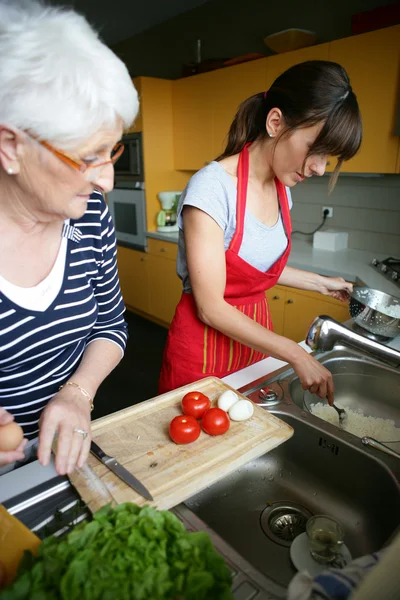 Großmutter und Enkelin kochen — Stockfoto
