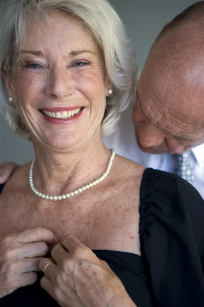 Man hjälper hustru bifoga halsband — Stockfoto