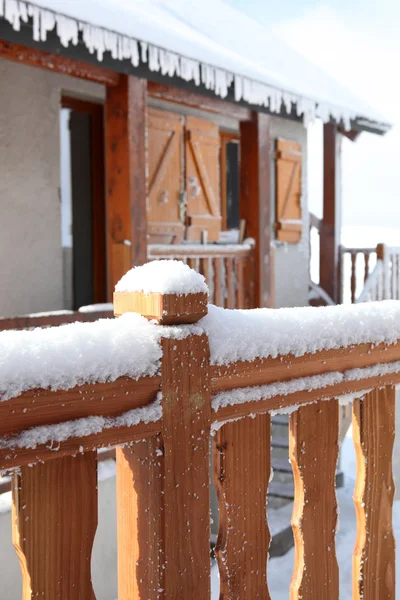 Snöiga chalet — Stockfoto