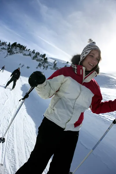 Vrouw skiën — Stockfoto