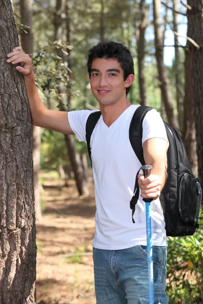 Mladý muž kráčí lesem — Stock fotografie