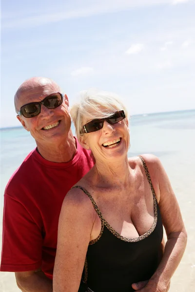Starší pár, jdou po pláži — Stock fotografie