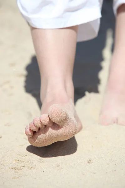 Primer plano de los pies en la arena — Foto de Stock