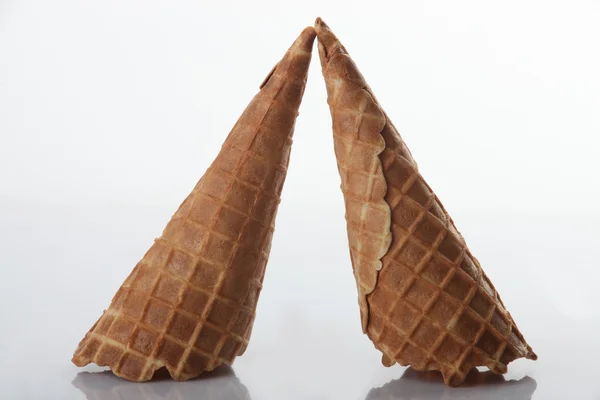 Plan studio de deux cônes de crème glacée — Photo