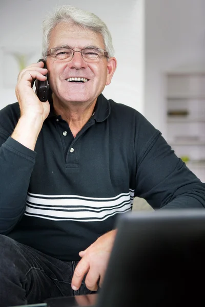 Starszy czlowiek smiechu na telefon — Zdjęcie stockowe
