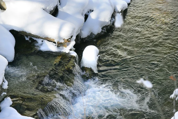 Fluxo rodeado de neve — Fotografia de Stock