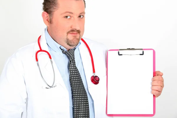 Médico varón sujetando portapapeles —  Fotos de Stock