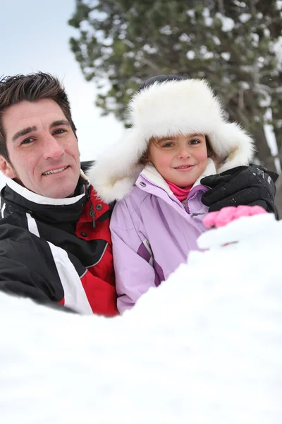 Vater und Tochter im Schnee — Stockfoto