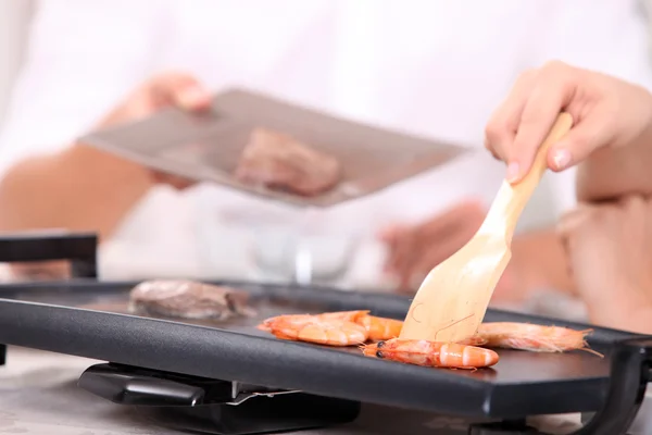 Cocinar langostinos en una estufa de mesa — Foto de Stock