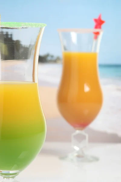 Два коктейля на пляже — стоковое фото