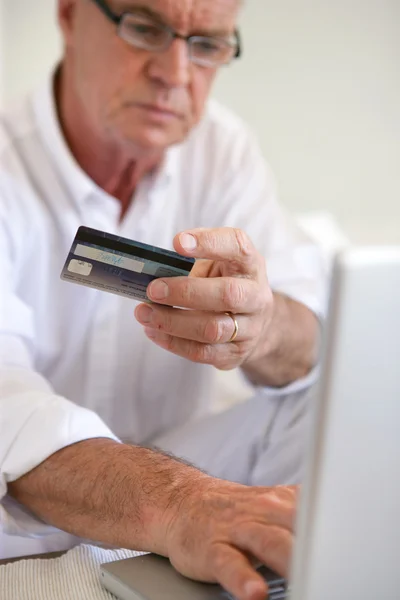 Older man paying online — Stock Photo, Image