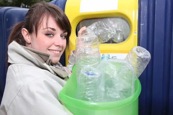 Νεαρή γυναίκα ανακύκλωση πλαστικών μπουκαλιών — Φωτογραφία Αρχείου