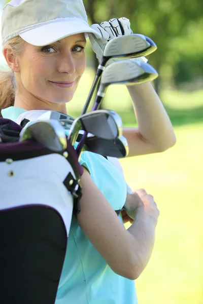 Nő a golf klubok — Stock Fotó