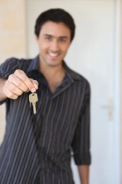 Hombre sosteniendo llaves de casa — Foto de Stock