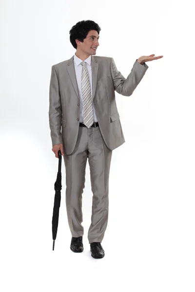 Man in pak met paraplu — Stockfoto