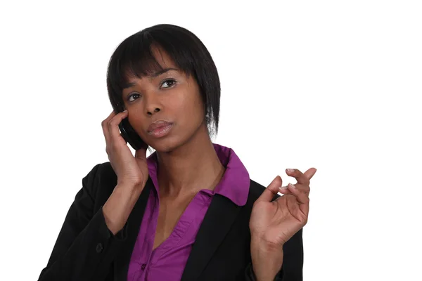 Mulher de negócios afro-americana bonita falando em seu celular — Fotografia de Stock