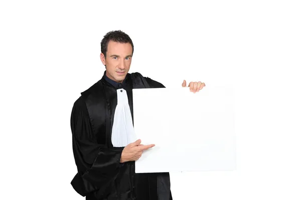 Άνθρωπος ντυμένος με κοστούμι δικαστής κρατώντας λευκή κάρτα Διοικητικό Συμβούλιο τετραγωνικά — Φωτογραφία Αρχείου