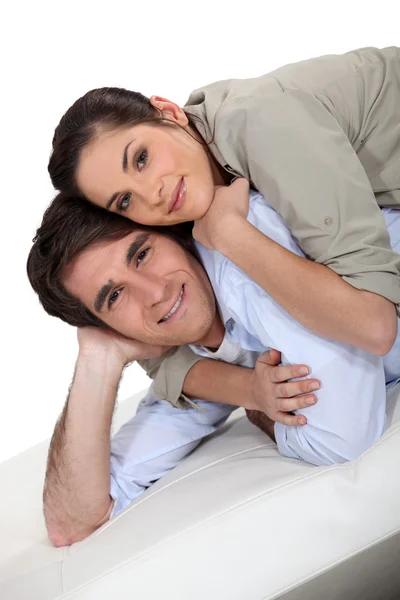 布団に横になっている幸せなカップルの肖像画 — ストック写真