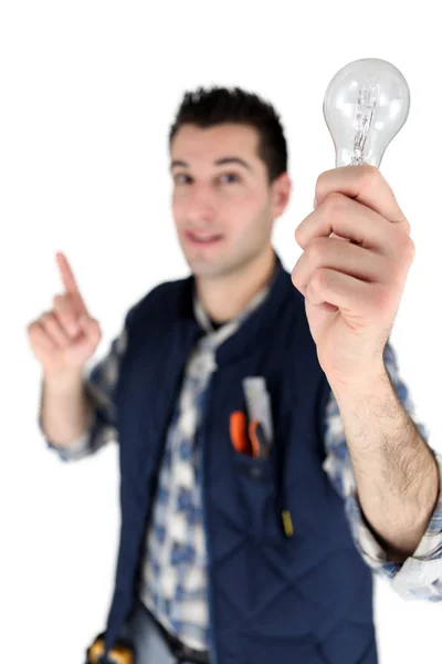 Человек держит лампочку — стоковое фото