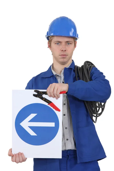 Eletricista com um sinal de sentido único — Fotografia de Stock