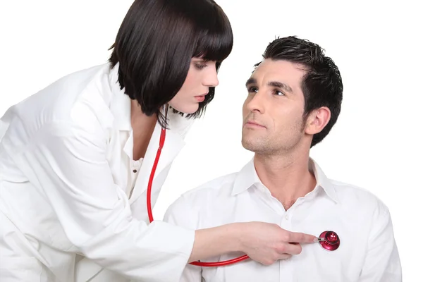 Женщина-врач измеряет частоту сердечных сокращений — стоковое фото