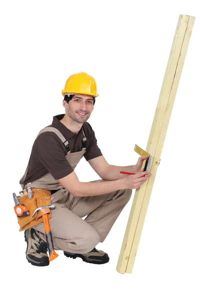 Tradesman fazendo medições usando um quadrado de tentativa — Fotografia de Stock