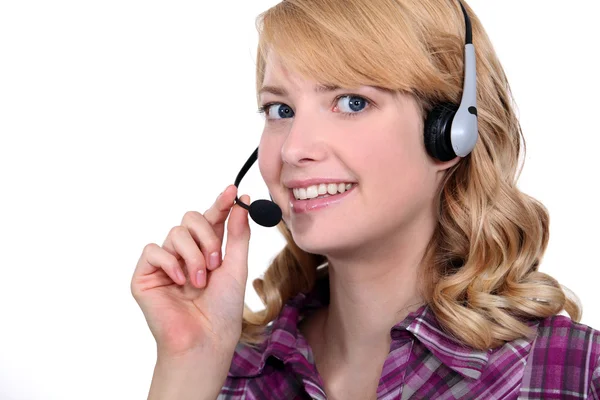 Žena mluvit do sluchátek s mikrofonem — Stock fotografie