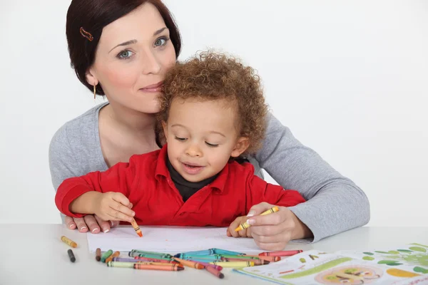 Little boy and mom coloring together — Stockfoto