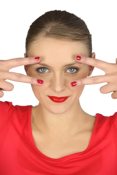 Woman holding her fingers around her eyes — Stockfoto