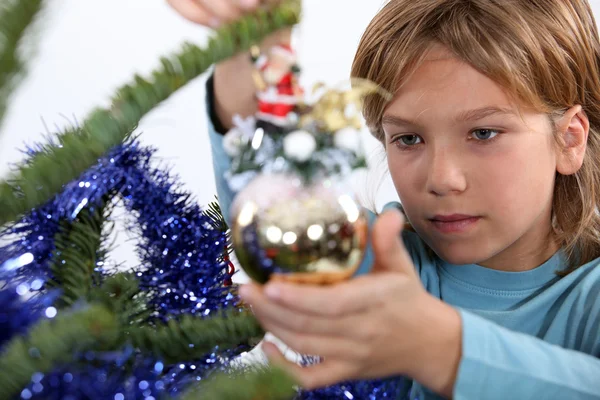 Barn dekorera julgran — Stockfoto