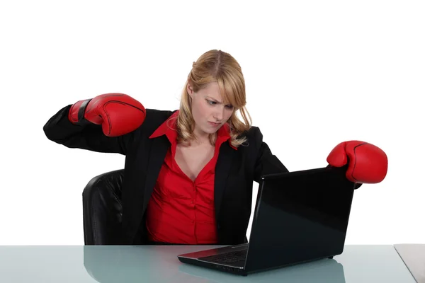Femme sur le point de frapper son ordinateur portable — Photo