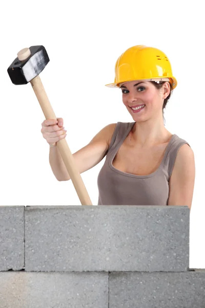 Artesana sosteniendo un martillo enorme —  Fotos de Stock