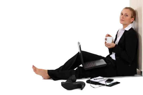 Barefoot businesswoman sat with coffee and laptop — Stock Photo, Image