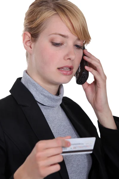 Kvinnan ringer hennes kreditkortsföretag — Stockfoto