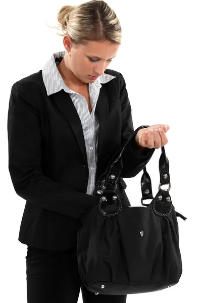 Blonďatá moderátorka prohledávání její tašku — Stock fotografie