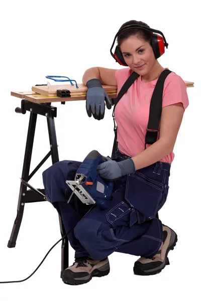 Vrouw met chainsaw — Stockfoto