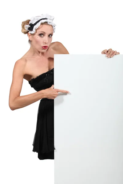 Donna bionda vestita in costume da cameriera — Foto Stock