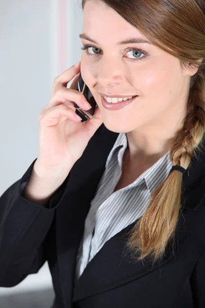 Joven empresaria sonriendo por teléfono . — Foto de Stock