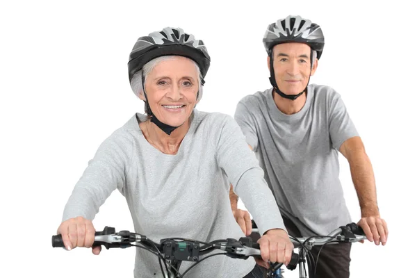 Bejaarde echtpaar fietsen — Stockfoto