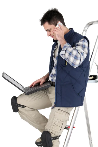 Tiler with a laptop — Stock Photo, Image