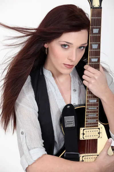 Mulher com uma guitarra elétrica — Fotografia de Stock