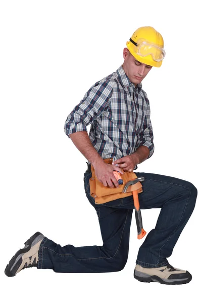 Handyman kneeling — Stock Photo, Image