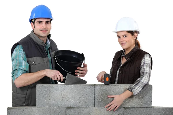 Couple constructing wall — Stock Photo, Image