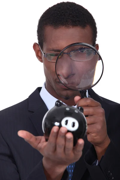 Man die door een vergrootglas kijkt — Stockfoto