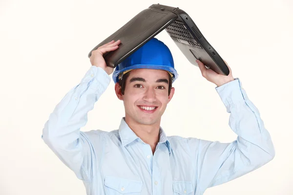 Engineer som täcker hans huvud med en bärbar dator — Stockfoto